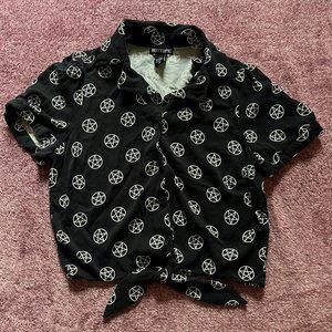 Hot Topic - Women's Black and White  Pentagram Design Crop Shirt Size Small